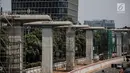 Suasana pembangunan Proyek Light Rail Transit (LRT) Cawang-Dukuh Atas di Jakarta Selatan, Kamis (10/5). Saat ini progress pengerjaan proyek Cawang-Dukuh Atas mencapai 22 persen dan ditargetkan dapat selesai pertengahan 2019. (Liputan6.com/Faizal Fanani)