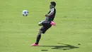 Penyerang AS Roma, Juan Manuel Iturbe menendang bola saat sesi latihan di Trigoria, Roma, Italia (15/9/2015). AS Roma akan menantang Barcelona di leg pertama penyisihan Grup E Liga Champions. (AFP PHOTO/ANDREAS Solaro)