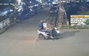 Dua pengendara motor yang diduga menyiram air keras ke Wakil Koordinator Komisi untuk Orang Hilang dan Korban Tindak Kekerasan (KontraS), Andrie Yunus (Istimewa)