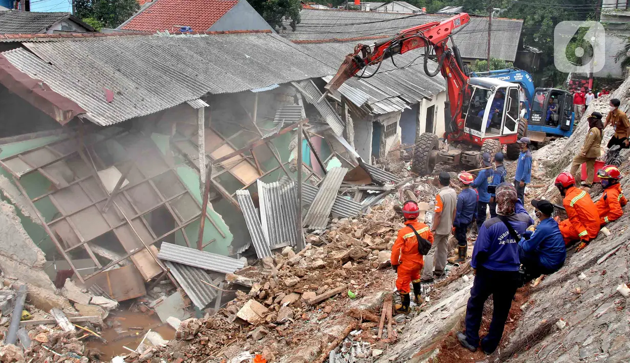 Petugas Suku Dinas Sumber Daya Air Jakarta Selatan menggunakan alat berat untuk mengeruk material pascalongsor di kawasan Ciganjur, Senin (12/10/2020). Alat berat dikerahkan mengeruk puing-puing bangunan tembok yang roboh pada kejadian longsor pada Sabtu 10 Oktober malam. (merdeka.com/Arie Basuki)