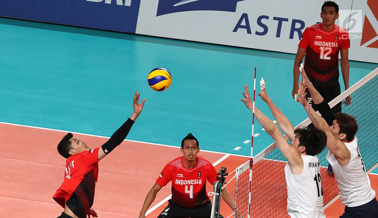 Dua pebola voli putra Korea Selatan berusaha menahan smash pebola voli Indonesia pada pertandingan babak perempat final bola voli putra Asian Games 2018 di Volley Indoor Jakarta, Selasa (28/8). (Liputan6.com/Fery Pradolo)