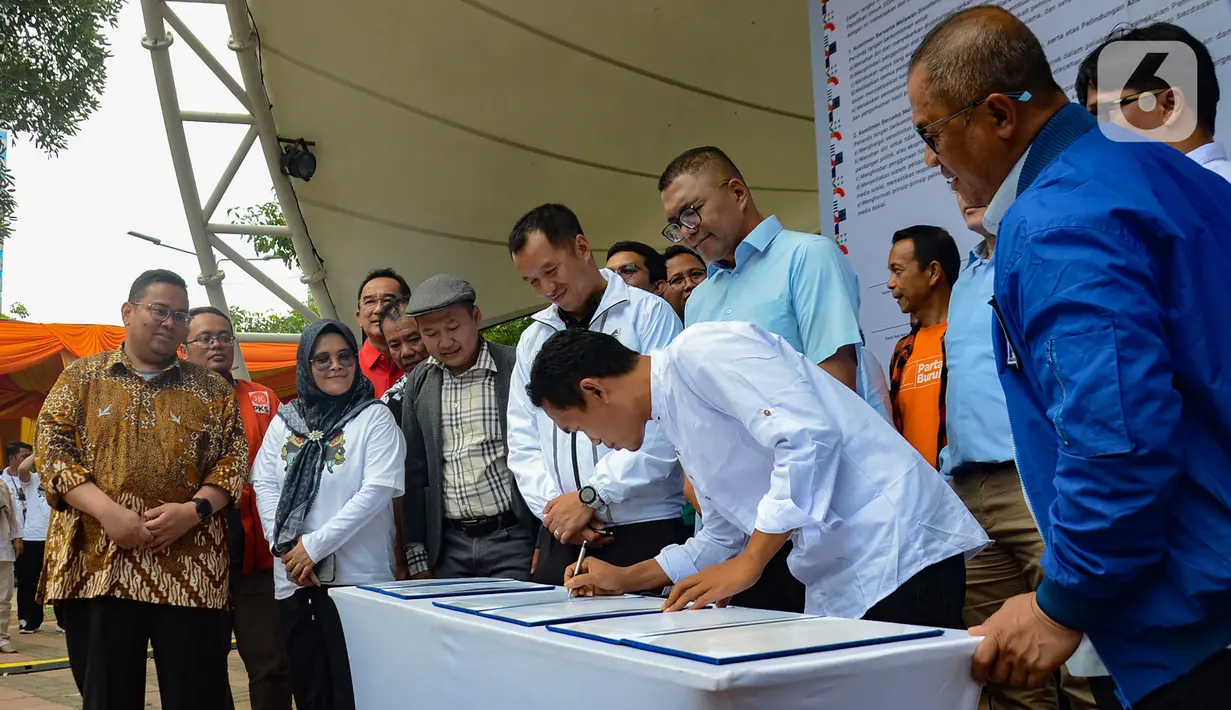Kegiatan kampanye ini dimulai dari pukul 07.00 WIB. Peserta kampanye berjalan santai mengambil start dari depan Gedung Bawaslu RI Jalan Thamrin menuju Bundaran HI dan berakhir lagi di Kantor Bawaslu RI. (merdeka.com/Arie Basuki)