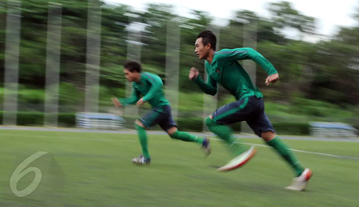 Bek timnas Indonesia U-23, Hansamu Yama Pranata beradu cepat lari saat latihan di Temasek Polytechnic, Singapura, Kamis (4/6/2015). Timnas Indonesia akan melawan Kamboja pada 6 Juni mendatang. (Liputan6.com/Helmi Fithriansyah)