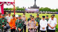 Kapolri Listyo Sigit Prabowo memimpin apel Operasi Lilin 2024 di Lapangan Puputan Margarana Renon, Denpasar, Bali, Jumat (20/12/2024). (dokumentasi Polri)