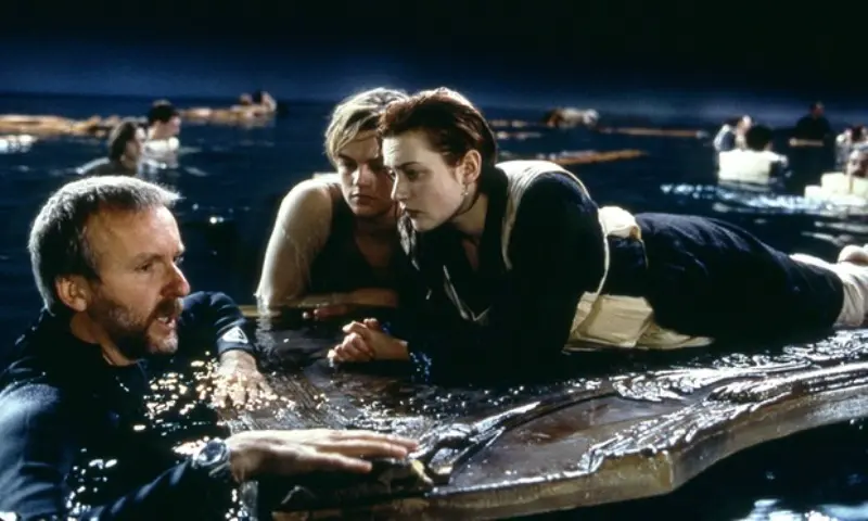 James Cameron sedang mengarahkan Leonardo DiCaprio dan Kate Winslet di film Titanic. foto: guardian