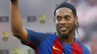 8. Ronaldinho - Legenda Barcelona tersebut memboyong Embraer Phenom 100 seharga 2,6 juta Dolar. Pesawat jet tersebut bisa menampung hingga 7-9 orang bersama Pilot. (AFP/Pau Barrena)