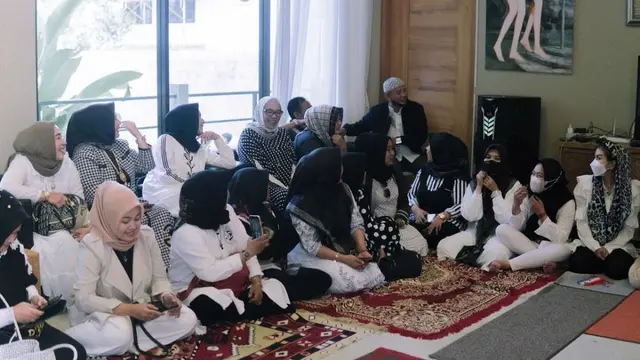 6 Potret Acara Ulang Tahun Ghea Youbi ke-22, Dihadiri Kekasih dan Tampil Berhijab