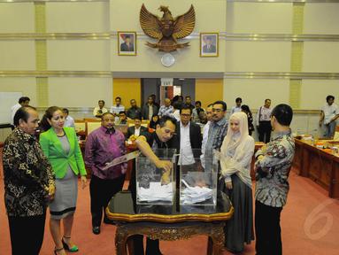 Komisi III DPR menggelar rapat pengesahan calon Hakim Agung di ruang rapat Komisi III, Senayan, Jakarta, (18/9/14). (Liputan6.com/Andrian M Tunay)