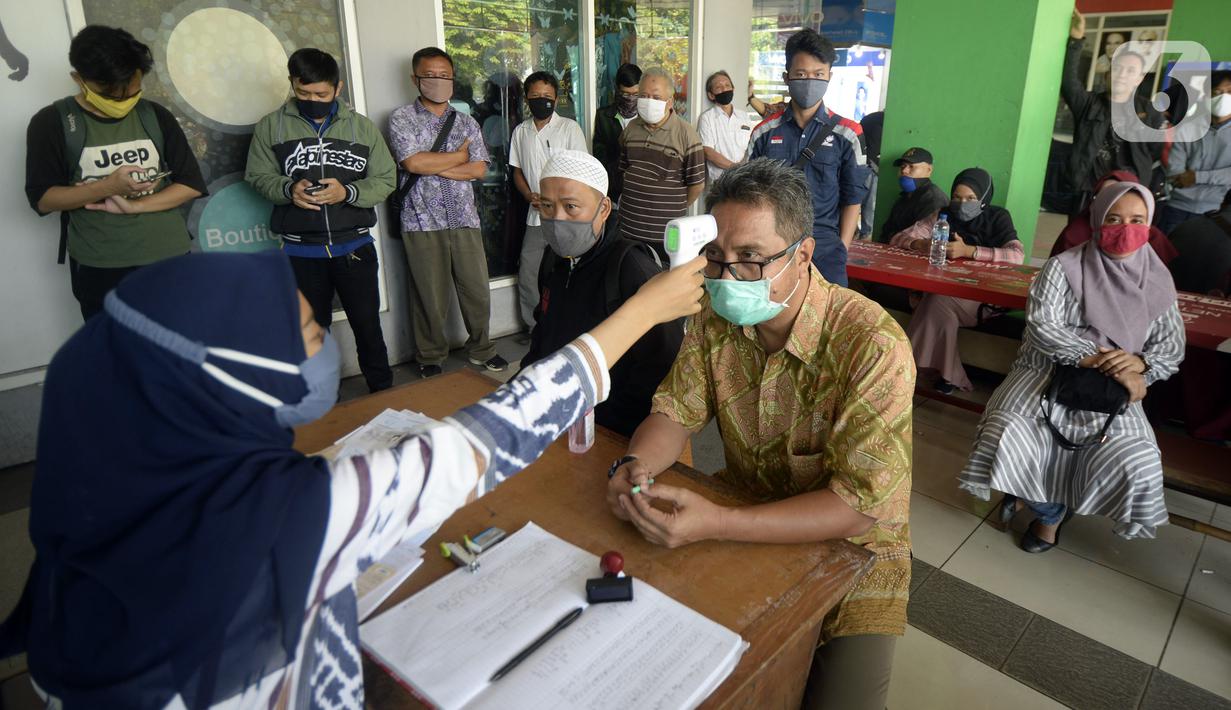 Warga antre saat mengurus SIM di Pelayanan SIM Keliling, Tangerang Selatan, Banten, Jumat (7/8/2020). Ditlantas Polda Metro Jaya memberi dispensasi bagi pemilik SIM yang masa berlakunya habis di masa pandemi COVID-19 bisa memperpanjang sampai akhir Agustus 2020. (merdeka.com/Dwi Narwoko)