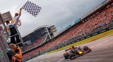 Pebalap Red Bull Max Verstappen melintasi garis finis saat memenangkan F1 GP Jerman di Hockenheimring, Hockenheim, Minggu (28/7/2019). Ini adalah kemenangan kedua Verstappen pada persaingan F1 GP 2019. (Epa pool photo Via AP/Suki Sulejmanovic)