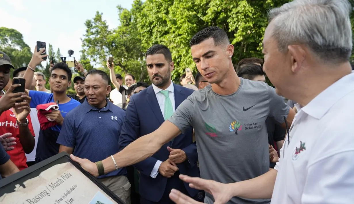 <p>Hubungan Cristiano Ronaldo dengan Singapura dimulai 10 tahun yang lalu ketika dia melakukan kunjungan pertamanya pada tahun 2013. Perjalanan terakhirnya akan membuatnya menghabiskan waktu bersama para pemuda dan penerima Beasiswa SOF-Peter Lim. (Nicholas Yeo/AFP)</p>