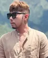 Dagu lancip yang dulu menjadi ciri khas Roy Kiyoshi, sudah dikembalikan bentuknya seperti semula. Kini ia menumbuhkan kumis dan jenggot yang disebut netizen membuat penampilannya semakin macho.(Liputan6.com/IG/@roykiyoshi)