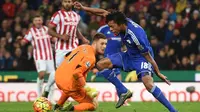 Striker Chelsea, Loic Remy (baju biru), gagal mencetak gol saat mendapat kesempatan emas pada laga kontra Stoke City di Britannia Stadium, Sabtu (7/11/2015). (AFP PHOTO / Paul Ellis)