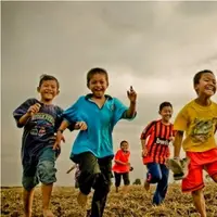 Meski tak secanggih game sekarang, tapi permainan 90-an bikin kumpul dengan kawan makin riang gembira.