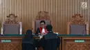 Hakim Agus Widodo berbincang disela sidang perdana praperadilan mantan Ketum PPP Romahurmuziy alias Rommy di Pengadilan Negeri Jakarta Selatan, Senin (22/4). Sidang ditunda selama dua pekan karena KPK, selaku tergugat, mengaku masih mengumpulkan bukti-bukti. (Liputan6.com/Immanuel Antonius)