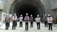 Presiden Jokowi meninjau lokasi Tunnel #1 kereta cepat Jakarta-Bandung yang berlokasi di Km 5+500 Tol Jakarta-Cikampek. Foto: Kris - Biro Pers Sekretariat Presiden
