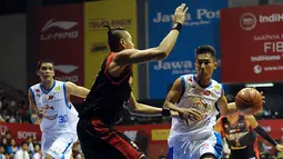 Pebasket SM Britama, Hardianus (kanan) mencoba menembus pertahanan tim Aspac Jakarta saat berlaga di NBL Championship 2015 di Jakarta, Senin (4/5/2015). SM Britama unggul 59-53 atas Aspac Jakarta. (Liputan6.com/Helmi Fithriansyah)