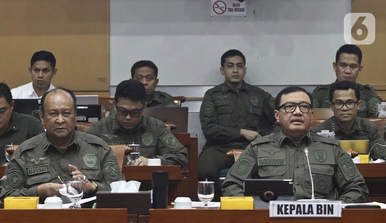 Kepala BIN Budi Gunawan (kanan) bersama Wakil Kepala BIN Letnan Jenderal TNI Teddy Lhaksmana Widya Kusuma mengikuti rapat kerja dengan Komisi I DPR, di kompleks Parlemen, Senayan, Jakarta, Rabu (12/2/2020). Rapat kerja tertutup ini tersebut membahas isu-isu aktual. (Liputan6.com/Johan Tallo)