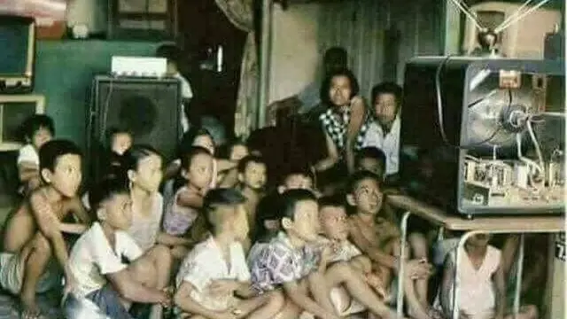 6 Foto Lawas Kumpul Bareng Teman ala Anak 90-an Ini Bikin Nostalgia