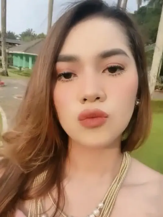 <p>Dengan alis mata yang on fleek, ia mengenakan eyeshadow warna natural dengan bulu mata lentik. Tak lupa mengenakan bluson pink yang serasi dengan lipstik matte coralnyanya.&nbsp;@rayanurfitrird</p>