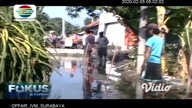 Akibat diguyur hujan semalam, dua desa di Kabupaten Jombang, Jawa Timur terendam banjir, Selasa pagi. Akibatnya, sejumlah rumah warga terendam banjir, hingga merendam berbagai perabot rumah tangga.
