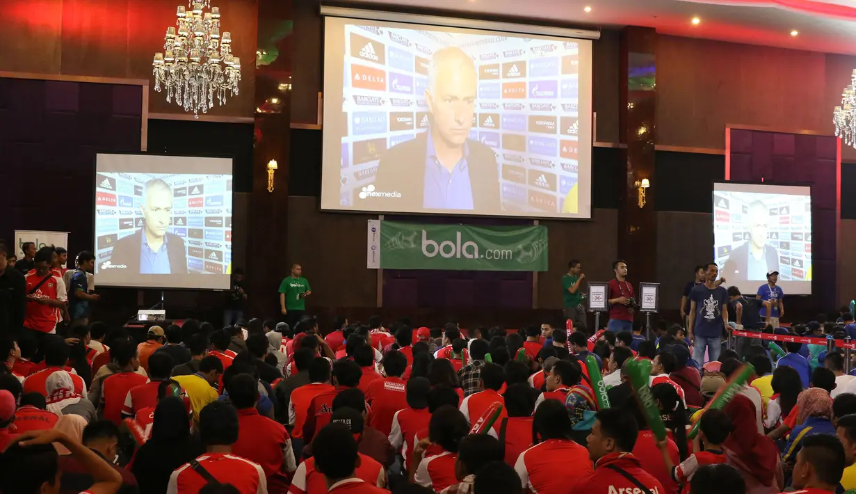 Tiga buah layar lebar tersedia dalam acara nonton bareng Liga Premier Inggris antara Chelsea melawan Arsenal di Hotel Amaroossa Grande, Bekasi. Sabtu (19/9/2015). (Bola.com/Arief Bagus)