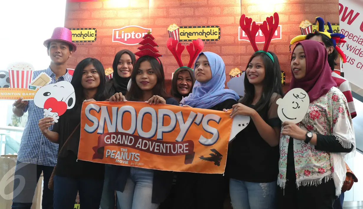 Pengunjung melakukan foto bersama jelang nobar Peanut Snoopy di Blitz Megaplex, Jakarta, Sabtu (12/12/2015). Nonton bareng tersebut diselenggarakan oleh Cinemaholic Liputan6.com bekerjasama dengan Lipton. (Liputan6.com/Angga Yuniar)