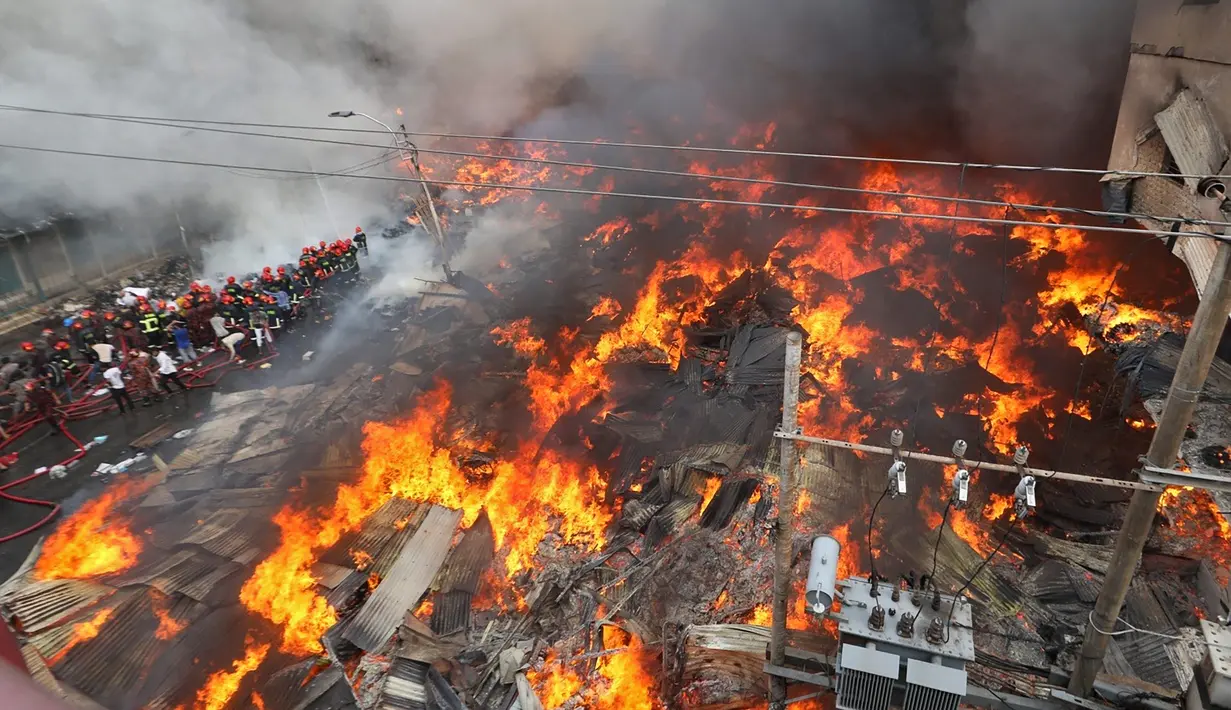 Kobaran api telah menyebar ke lebih dari enam bangunan dan daerah pemukiman terdekat. Lebih dari 6.000 orang memiliki toko di pasar itu.  (AFP Photo)