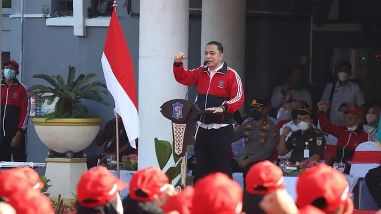 Eri Cahyadi melepas atlet Surabaya yang akan berlaga di Porprov Jatim 2022. (Foto: surabaya.go,id)