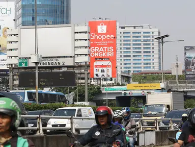 Sejumlah kendaraan melintas dekat papan reklame di Jalan Gatot Subroto, Jakarta, Rabu (20/9). Pemerintah Provinsi DKI Jakarta bakal membongkar bangunan reklame yang masa izinnya sudah kedaluwarsa. (Liputan6.com/Immanuel Antonius)