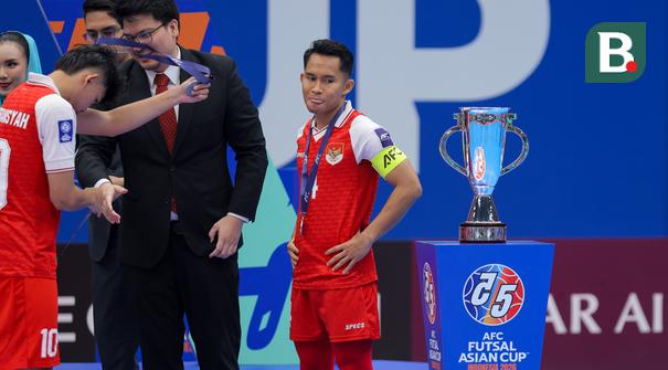 Ekspresi kecewa pemain Timnas Futsal Indonesia, Mochammad Iqbal saat penyerahan medali setelah laga final Piala Asia Futsal 2026 melawan Iran dalam laga yang berlangsung di Indonesia Arena, Senayan, Jakarta, Sabtu (07/02/2026). (Bola.com/Bagaskara Lazuardi)