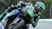 Pembalap Monster Energy Yamaha, Fabio Quartararo memacu motornya dalam tes pramusim MotoGP 2025 di Sirkuit Sepang, Malaysia, Rabu (05/02/2025). (AFP/ Mohd Rasfan)