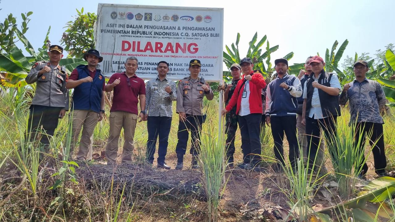 Satgas BLBI menyita aset properti eks BPPN/eks BLBI di Kabupaten Cianjur, Jawa Barat berupa tanah dengan luas keseluruhan 36.795 m2. Tanah ini terletak di Desa Karangnunggal, Kecamatan Cibeber, Kabupaten Cianjur. (Dok Satgas BLBI)
