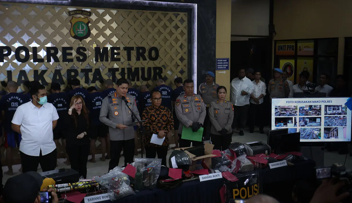 Pihak kepolisian juga masih menelusuri kemungkinan adanya aktor yang mengoordinasi atau mendanai aksi tersebut. (Kapanlagi.com/Budy Santoso)