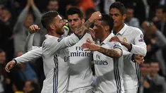 Para pemain Real Madrid merayakan gol yang dicetak Alvaro Morata ke gawang Sporting Lisbon pada laga Liga Champions di Stadion Santiago Bernabeu, Madrid, Spanyol, Kamis (15/9/2016). Real Madrid menang 2-1 atas Sporting Lisbon. (AFP/Gerard Julien)