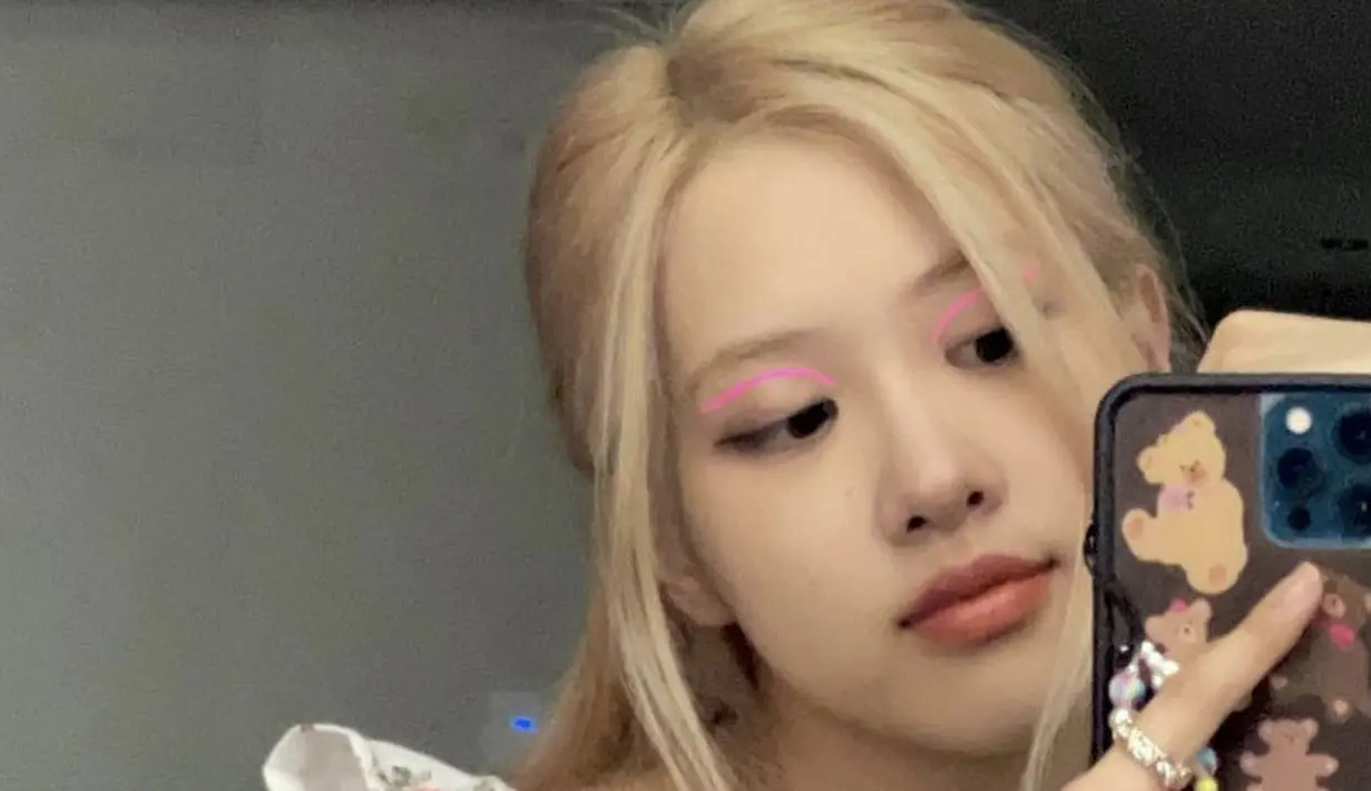 Rose Blackpink mengenakan graphic eyeliner warna pink menyala pada kelopak matanya. Hanya menggunakan satu garis polesan untuk eyeliner di kelopak matanya.  Instagram @roses_are_rosie