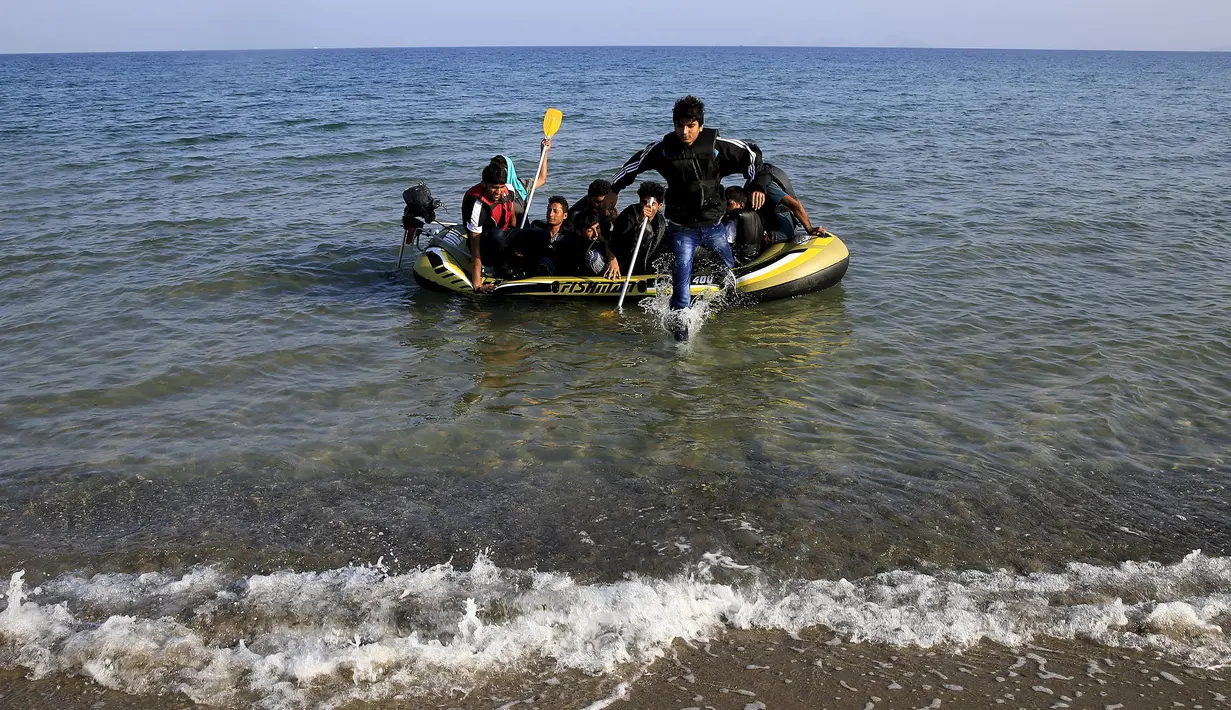 Para imigran Afghanistan tiba di pulau Yunani Kos usai mendayung melintasi Laut Aegea antara Turki dan Yunani pada, (8/8/2015). PBB dan UNHCR memperkirakan bahwa Yunani telah menerima lebih dari 107.000 pengungsi. (REUTERS/Yannis Behrakis)