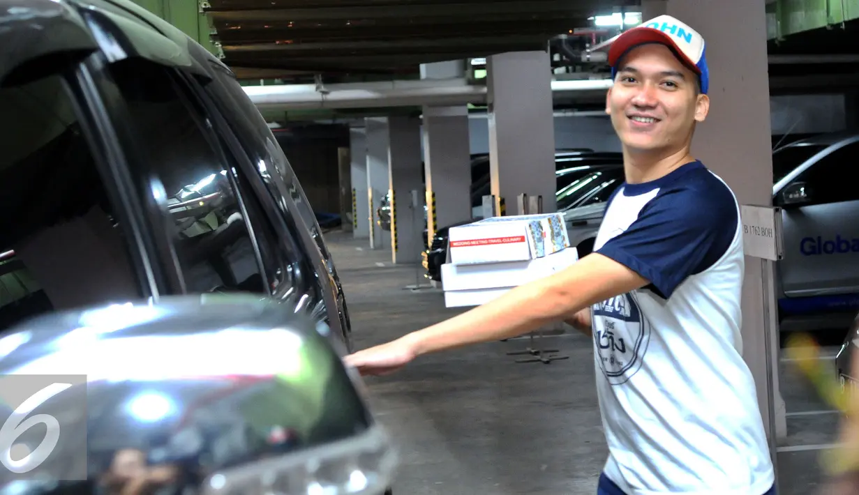 Egi John hanya tersenyum saat puluhan wartawan meminta keterangan tentang kedekatan dirinya dengan Marshanda, Jakarta, Rabu (29/7/2015).(Liputan6.com/Faisal R Syam)