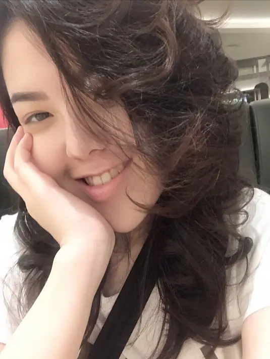 "Have Great Day All ... Tebarkan Senyuman dan Kebaikan Selalu ! Dimanapun Kapanpun Apapun Yg Terjadi," tulis Tina Toon yang diunggah 27 Februari. (Instagram/tinatoon101)