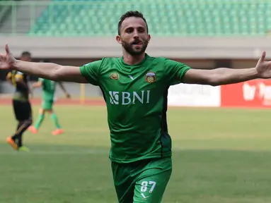 Gelandang Bhayangkara FC, Ilija Spasojevic merayakan gol yang dicetak Otavio Dutra ke gawang Sriwijaya FC pada lanjutan Liga 1 Indonesia di Stadion Patriot Candrabhaga, Bekasi,, Minggu (20/8). Bhayangkara FC menang 2-1. (Liputan6.com/Helmi Fithriansyah)