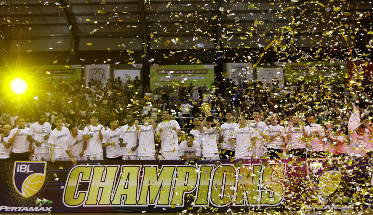 Pebasket Stapac Jakarta merayakan gelar juara usai mengalahkan Satria Muda Jakarta pada laga final IBL 2019  di C-Tra Arena, Bandung, Sabtu (23/3). Stapac menang 74-56 atas Satria Muda. (Bola.com/M Iqbal Ichsan)