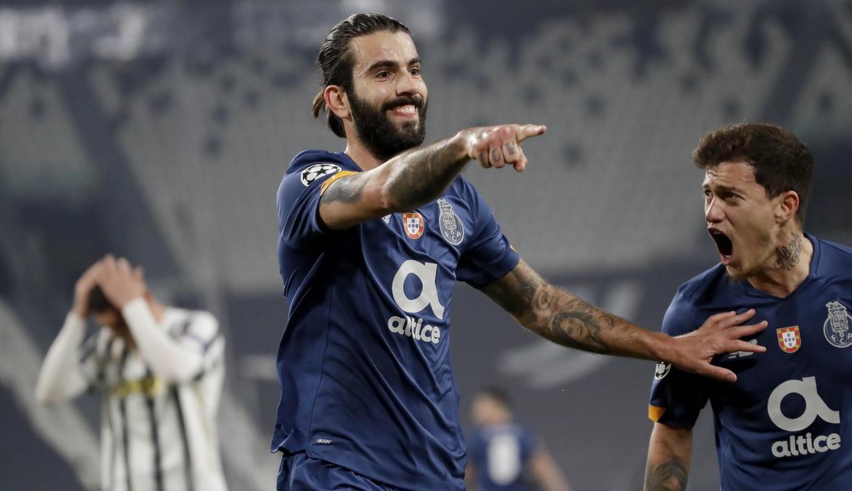 Pemain Porto, Sergio Oliveira, melakukan selebrasi usai mencetak gol ke gawang Juventus pada laga Liga Champions di Stadion  Allianz, Rabu (10/3/2021). Juventus tersingkir karena skor agregat 4-4. (AP/Luca Bruno)