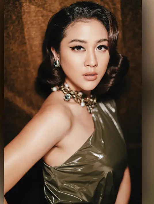 Perempuan yang dikenal sedikit tomboy ini memang terkenal enggak mau ribet. Tak heran, di beberapa kesempatan sering menemui Sherina dengan padu padan pakaian sederhana. Namun, di beberapa kesempatan, berpenampilan lebih feminim juga cocok dengan karakter Sherina. (Liputan6.com/IG/@sherinasinna)