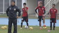 Pelatih Mitra Kukar, Jafri Sastra memimpin latihan jelang laga semi final Piala Presiden 2015 melawan Persib. (Bola.com/Vitalis Yogi Trisna)