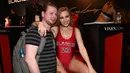 Joey Evers (kiri) dari Belanda berpose dengan aktris porno Kendra Sunderland saat AVN Adult Entertainment Expo 2018 di Hard Rock Hotel and Casino Las Vegas, Nevada, Amerika Serikat, Rabu (24/1). (Ethan Miller/Getty Images/AFP