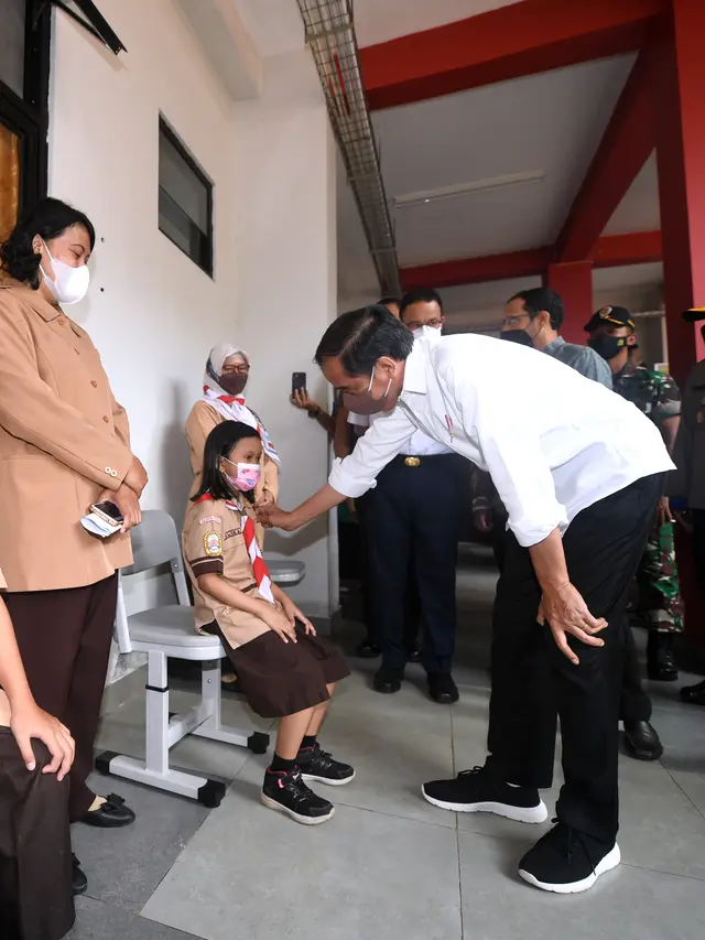 Jokowi Tinjau Vaksinasi Anak Usia 6-11 Tahun