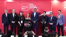 Menpora Erick Thohir (kanan) bersama Gubernur DKI Jakarta Pramono Anung (kedua kanan), President ASEAN & South Pacific The Coca-Cola Company Selman Careaga (kiri) dan mantan pemain sepak bola Gilberto Silva (ketiga kiri) foto bersama dengan trofi FIFA World Cup 2026 yang diperlihatkan di Jakarta International Convention Center (JICC), Senayan, Jakarta, Kamis (22/1/2026). (Bola.com/ Abdul Aziz)