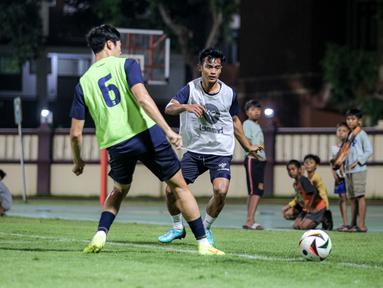 Pratama Arhan (kanan) melakukan latihan di sela laga uji coba antara Suwon FC melawan Bhayangkara FC di Stadion PTIK, Jakarta, Senin (12/02/2024). (Bola.com/Bagaskara Lazuardi)