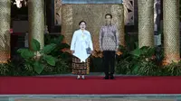 Presiden Joko Widodo (Jokowi), saat menyambut hangat Ketua DPR RI Puan Maharani ketika menghadiri welcoming dinner untuk para delegasi Forum Air Dunia ke-10 (The 10th World Water Forum/WWF) di Taman Budaya Garuda Wisnu Kencana (GWK), Bali. (Foto: Ist/vel)