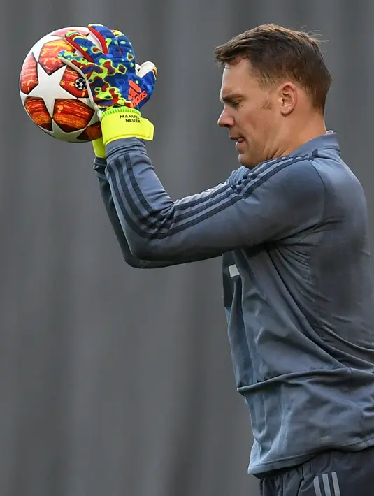 Kiper Bayern Munchen, Manuel Neuer menangkap bola saat mengikuti latihan tim di Munich, Jerman selatan (12/3). Pada leg pertama Munchen berhasil menahan imbang Liverpool 0-0 di Anfield Stadium. (AFP Photo/Christof Stache)